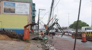 Acidente em Canoas: carro colide em poste, motorista foge e parte da região fica sem luz