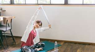 Pilates nas férias: 3 exercícios simples com miniband e toalha