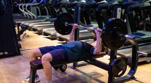 Pegada suicida: entenda os riscos do treino de supino inadequado