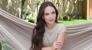 Larissa Manoela aposta em chinelo amarelo de R$ 139,90