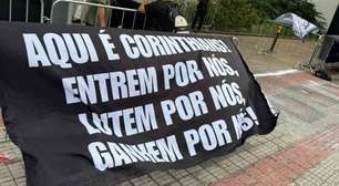 Corinthians é recebido em Belo Horizonte com faixas, sal grosso e fogos