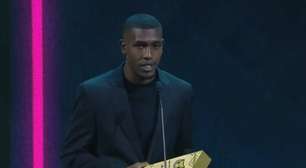 Rayan, do Vasco, recebe o prêmio de revelação do Brasileirão