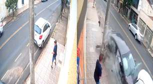 Carro perde controle, bate em poste e pedestre escapa por pouco no interior de SP