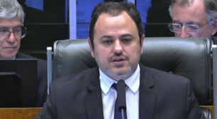 Deputado Glauber Braga ocupa cadeira da presidência da Câmara e interrompe trabalhos