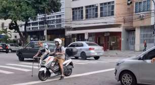 Lutador usa moto atravessada na rua para ajudar idoso a cruzar faixa no Rio e cena viraliza
