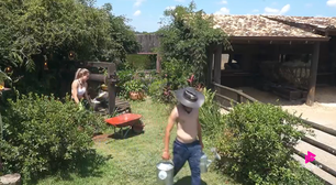 A Fazenda 17: Saory abre o jogo e elogia Dudu Camargo "Magrinho mas tem conteúdo"