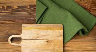 O que é melhor: usar tábua de madeira ou de plástico, segundo especialistas