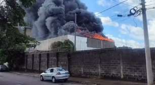 Fogo toma conta de galpão em Sorocaba e fumaça chama atenção