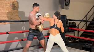 Ex-panicat nocauteia Alex Poatan em treino de boxe: assista o vídeo