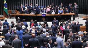 Redução de penas de condenados pelo 8 de janeiro é aprovada após noite de confusão na Câmara