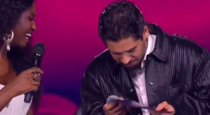 Zé Felipe se atrapalha ao anunciar prêmio e vira piada na internet: 'Não sabe ler'