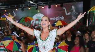 Carnaval: Virgínia samba com shorts jeans, paetês e cristais