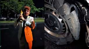 João Gomes mostra prêmio no Aterro do Flamengo após pneu furar na saída do Multishow