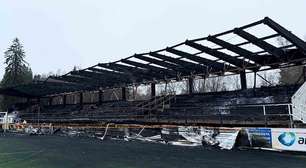 Vídeo: revoltados com rebaixamento, torcedores incendeiam estádio