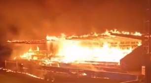 Torcedores ateiam fogo em estádio de time rebaixado