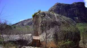 Casa minúscula espremida entre rochas atrai a atenção no sertão cearense