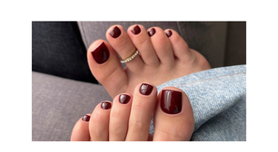 Estas dez ideias de pedicures vão te fazer fugir do óbvio no Natal 2025 e exibir pés impecáveis