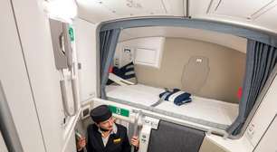 O espaço escondido no avião onde os comissários somem durante o voo: veja onde a tripulação descansa em longas viagens