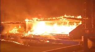 Vídeo: revoltados com rebaixamento, torcedores incendeiam estádio