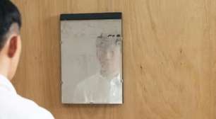 Voluntário tenta 'limpar' espelho em museu e estraga obra de arte