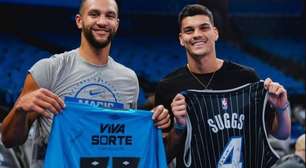 Goleiro do Santos troca camisas com jogador da NBA