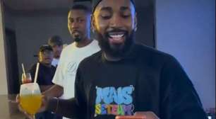 No Brasil, Gerson curte pagode após título do Flamengo; veja vídeo