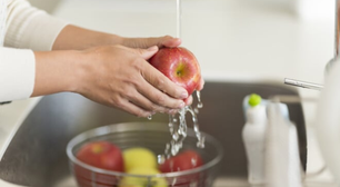 Pode lavar alimentos com água sanitária? Nutricionista responde!