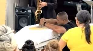 Homem suspeito de jogar mulher do 10º andar chorou ao lado do caixão no velório