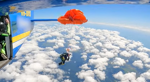 Paraquedista fica preso à asa de avião e precisa se livrar de paraquedas no ar; veja vídeo