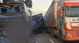 Engavetamento entre seis veículos deixa um morto e 43 feridos na Dutra, no interior de SP