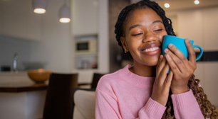 Esse chá leva apenas 1 ingrediente e tem o poder de deixar a pele lisa e jovial