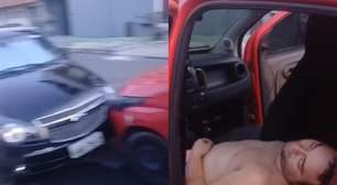 Homem causa acidente, bate em carro e é encontrado dormindo ao volante