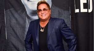 Leonardo aparece de sunga em jogo de futevôlei após internação: 'Recuperado'