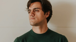 Felipe Simas desabafa sobre medo de ter admitido que se converteu a religião