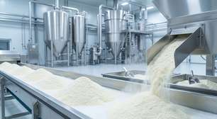 São necessários 8 litros de líquido para gerar 1 kg de pó: entenda a "matemática industrial" e o custo real por trás da lata que você compra no mercado