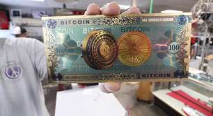 Golpista tenta vender cédula decorativa de Bitcoin, mas acaba expulso de loja