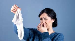 Microbiologista explica porque não é uma boa ideia usar o mesmo par de meias mais de uma vez