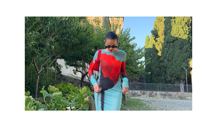 Esqueça os vestidos curtos. Aqui estão 10 vestidos maxi estilosos e confortáveis para usar com sandálias em dias de praia