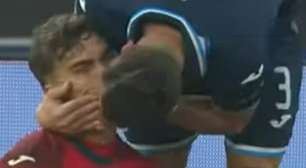 Goleiro ganha beijo na boca em campo após defender dois pênaltis seguidos na Europa; confira