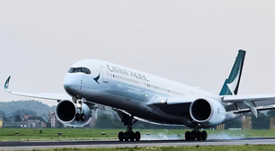 Passageiro é preso após tentar abrir porta de avião em pleno voo