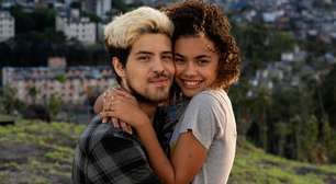 Alana Cabral revela que tem vergonha de cenas de beijo na frente da família: 'É estranho'