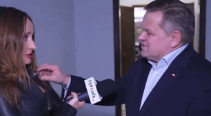 Senador tenta desligar microfone de repórter durante entrevista e gera polêmica