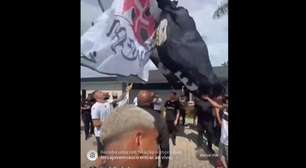 Vasco recebe apoio da torcida no CT Moacyr Barbosa antes de enfrentar o Fluminense