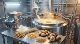 São necessários litros de "vinho de cereal" em uma coluna de 20 metros para gerar a bebida pura que chega à sua garrafa de vodka