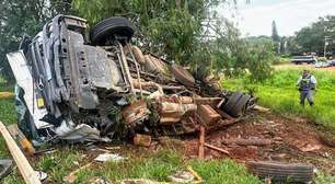 Caminhão com peixes com destino a Capela do Alto tomba em rodovia de Tatuí