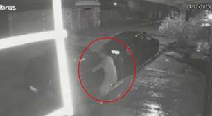 Jovens são filmados furtando carro durante a madrugada em Mairinque