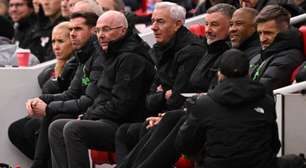 Ídolo do Liverpool é internado na UTI com suspeita de "supergripe"