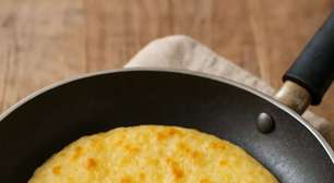Pão de queijo de frigideira: descubra a versão mais cremosa já feita em casa