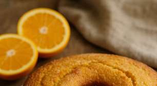 Bolo de fubá com laranja caseiro: a receita simples que deixa a cozinha cheirosa