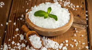 Descubra os efeitos dos frascos de sal na energia da sua casa, segundo o Feng Shui